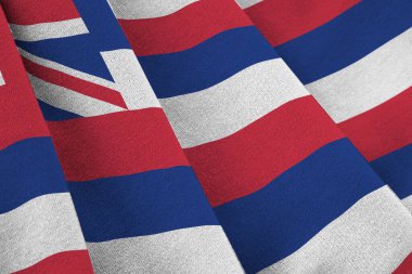 Hawaii eyalet bayrağı. Stüdyo ışıklarının altında büyük kıvrımlar sallanıyor. Resmi semboller ve renkler kumaş pankartıyla