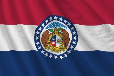 Missouri eyalet bayrağı. Stüdyo ışıklarının altında büyük kıvrımlar sallanıyor. Resmi semboller ve renkler kumaş pankartıyla