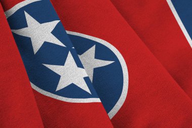 Tennessee eyaleti bayrağı. Stüdyo ışıklarının altında büyük kıvrımlar sallanıyor. Resmi semboller ve renkler kumaş pankartıyla