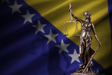 Bosna-Hersek bayrağı ve karanlık odada adalet ve yargı terazisi heykeli. Yargı ve ceza kavramı, jüri konuları için geçmiş