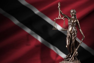 Trinidad ve Tobago bayrağı. Karanlık odada adalet heykeli ve adalet terazisi var. Yargı ve ceza kavramı, jüri konuları için geçmiş