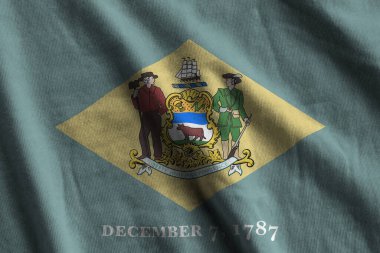 Delaware ABD bayrağı. Stüdyo ışıklarının altında büyük kıvrımlar sallanıyor. Resmi semboller ve renkler kumaş pankartıyla