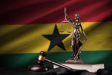 Gana bayrağı, kadın adaleti heykeli, anayasa ve siyah kumaş üzerinde yargıç çekici. Hüküm ve ceza kavramı