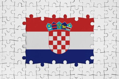 Hırvatistan, eksik merkez parçaları olan beyaz yapboz parçaları çerçevesinde bayrak salladı