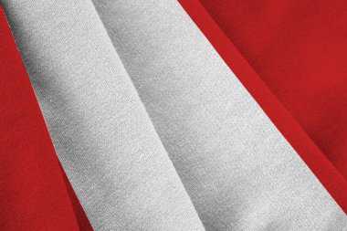 Büyük kıvrımlı Peru bayrağı stüdyo ışıklarının altında sallanıyor. Resmi semboller ve renkler kumaş pankartıyla