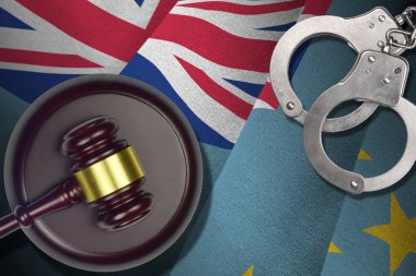 Karanlık odada yargıç tokmağı ve kelepçeli tuvalet bayrağı. Suç ve ceza kavramı, suçlu konular için geçmiş