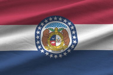 Missouri eyalet bayrağı. Stüdyo ışıklarının altında büyük kıvrımlar sallanıyor. Resmi semboller ve renkler kumaş pankartıyla
