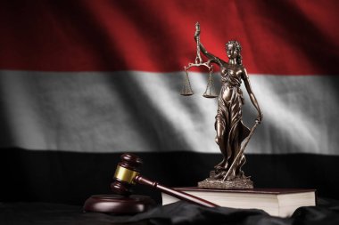Yemen bayrağı, adalet heykeli, anayasa ve siyah kumaş üzerine hakim çekici. Hüküm ve ceza kavramı