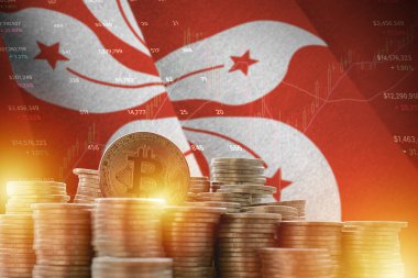 Hong Kong bayrağı ve büyük miktarda altın bitcoin sikkeler ve ticaret platformu şeması. Kripto para birimi kavramı