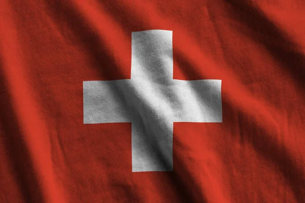 Švýcarská Vlajka Velkými Záhyby Mávající Zblízka Pod Studiovým Světlem Uvnitř — Stock fotografie