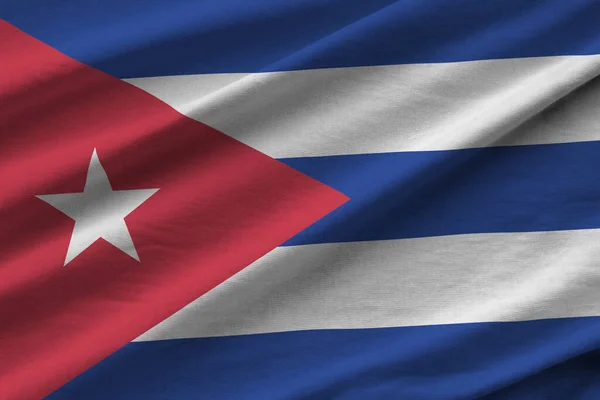 スタジオライトの下に大きな折り目の付いたキューバの旗が屋内で手を振っている ファブリックバナーの公式シンボルと色 — ストック写真