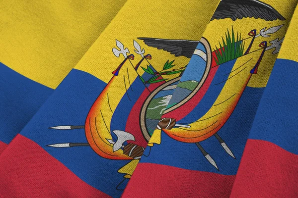 在室内的演播室灯光下 巨大的褶皱摇曳着厄瓜多尔国旗 织物横幅中的官方符号和颜色 — 图库照片