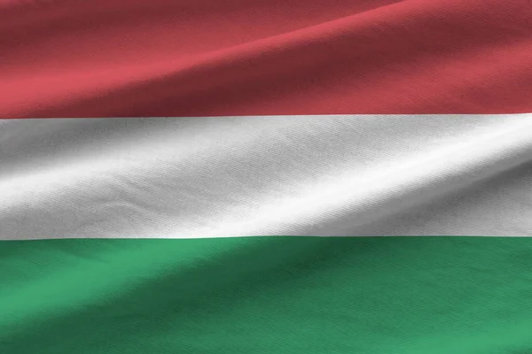 Σημαία Ουγγαρίας Μεγάλες Πτυχές Κυματίζει Κοντά Κάτω Από Φως Στούντιο — Φωτογραφία Αρχείου