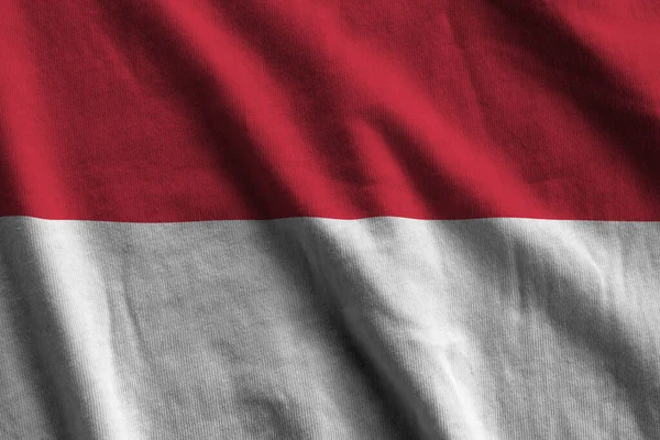 Індонезійський Прапор Великими Складками Розмахуючи Під Освітленням Студії Приміщенні Офіційні — стокове фото