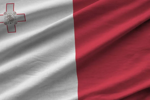 Maltská Vlajka Velkými Záhyby Vlnící Zblízka Pod Studiovým Světlem Uvnitř — Stock fotografie
