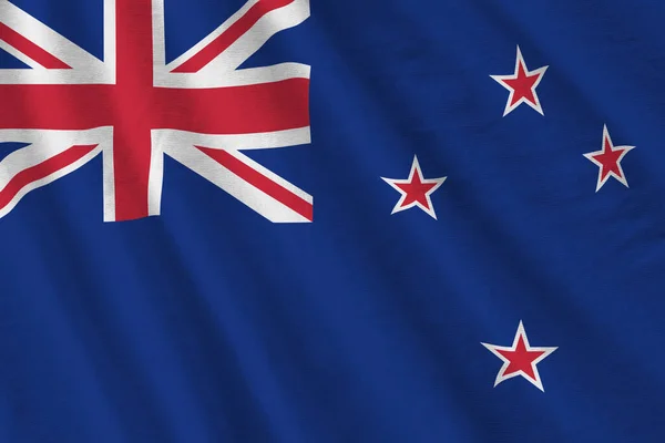 Büyük Kıvrımlı Yeni Zelanda Bayrağı Stüdyo Işıklarının Altında Sallanıyor Resmi — Stok fotoğraf