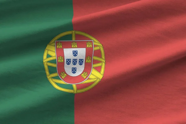 Portugal Vlag Met Grote Plooien Zwaaien Close Onder Studio Licht — Stockfoto