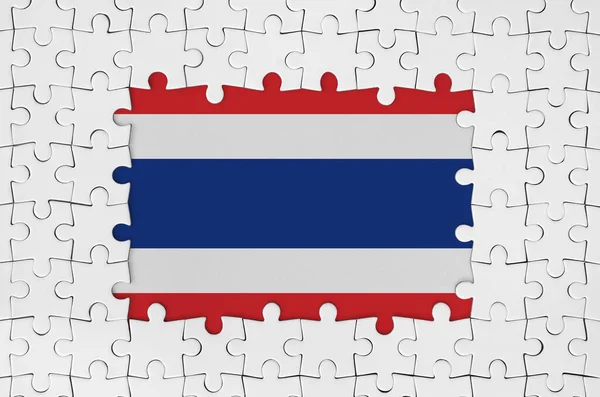 在空白中央部分的白色拼图框中悬挂泰国国旗 — 图库照片