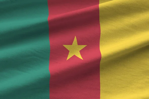 Прапор Камеруну Великими Складками Махають Під Освітленням Студії Офіційні Символи — стокове фото