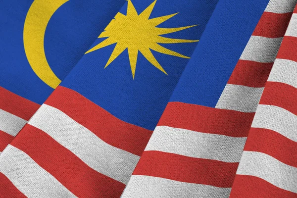 Malezyjska Flaga Dużymi Fałdami Machająca Bliska Pod Studio Light Wewnątrz — Zdjęcie stockowe