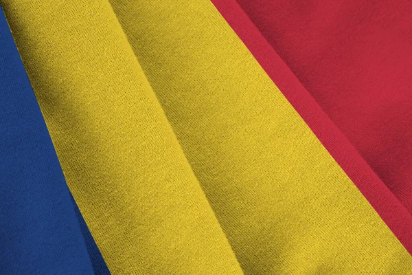 Rumuńska Flaga Dużymi Fałdami Machająca Bliska Pod Lampą Studyjną Wewnątrz — Zdjęcie stockowe