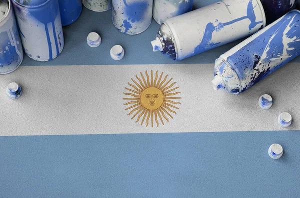 Σημαία Αργεντινής Και Λίγα Χρησιμοποιημένα Σπρέι Αεροζόλ Για Γκράφιτι Τέχνη — Φωτογραφία Αρχείου