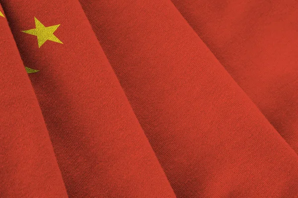 在室内的演播室灯光下 中国国旗飘扬着巨大的褶皱 织物横幅中的官方符号和颜色 — 图库照片
