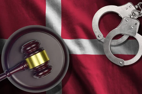 Danmarks Flagga Med Domarklubba Och Handbojor Mörkrum Begreppet Brott Och — Stockfoto