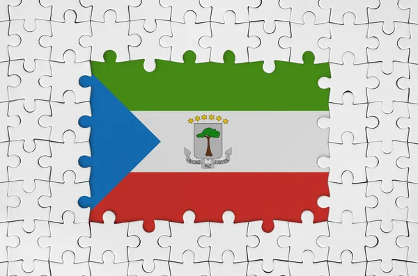 中间部分缺失的白色拼图框中的赤道几内亚国旗 — 图库照片