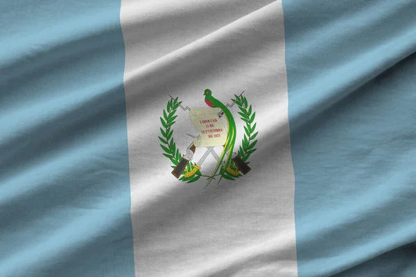 Bendera Guatemala Dengan Lipatan Besar Melambai Dekat Bawah Cahaya Studio — Stok Foto