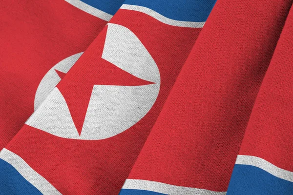 Büyük Kıvrımlı Kuzey Kore Bayrağı Stüdyo Işıklarının Altında Sallanıyor Resmi — Stok fotoğraf