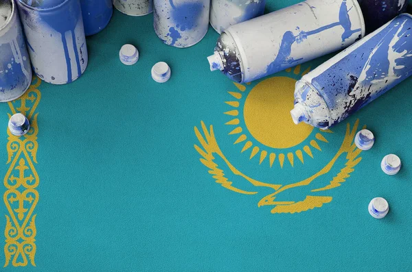 Казахстанский Флаг Немногие Использовали Аэрозольные Баллончики Граффити Концепция Уличного Искусства — стоковое фото