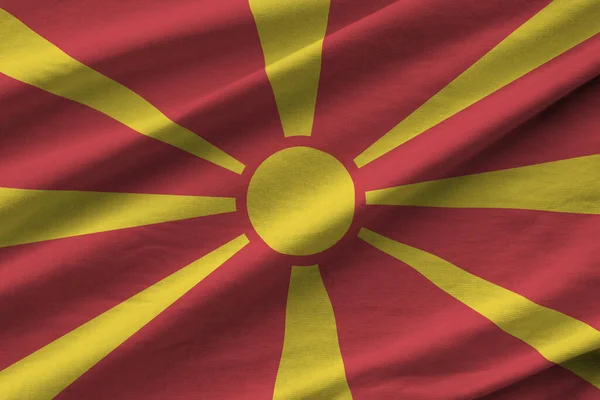 Bandera Macedonia Con Grandes Pliegues Ondeando Cerca Bajo Luz Del — Foto de Stock