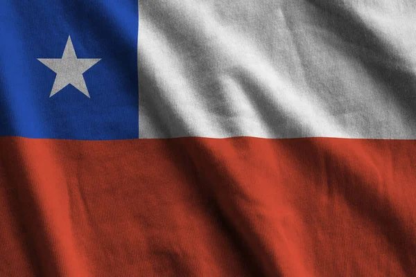 Flaga Chile Dużymi Fałdami Machająca Bliska Pod Światło Studyjne Wewnątrz — Zdjęcie stockowe