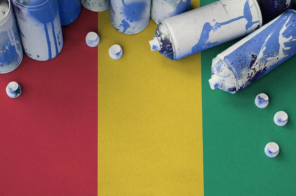 Guinea Flagge Und Nur Wenige Benutzten Spraydosen Für Graffiti Malerei — Stockfoto
