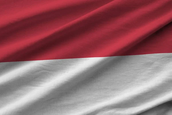 Σημαία Ινδονησίας Μεγάλες Πτυχές Κυματίζει Κοντά Κάτω Από Φως Στούντιο — Φωτογραφία Αρχείου