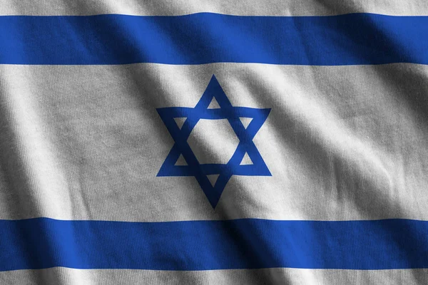Izraelská Vlajka Velkými Záhyby Mávající Zblízka Pod Studiovým Světlem Uvnitř — Stock fotografie