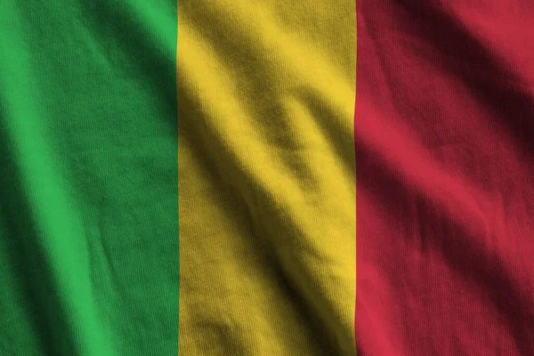 Flaga Mali Dużymi Fałdami Machająca Bliska Pod Lampą Studyjną Wewnątrz — Zdjęcie stockowe