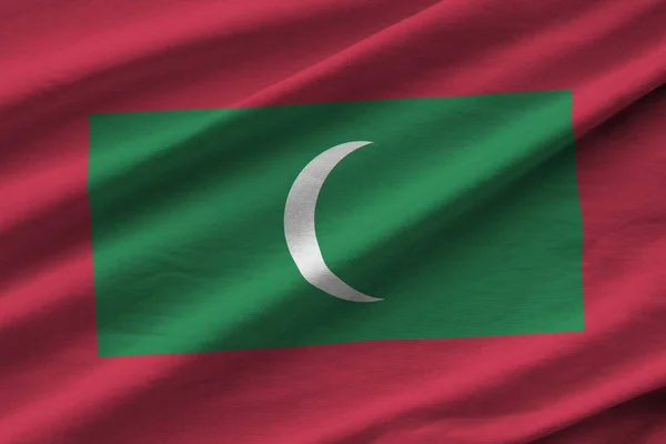 Σημαία Μαλδίβες Μεγάλες Πτυχές Κυματίζει Κοντά Κάτω Από Φως Στούντιο — Φωτογραφία Αρχείου