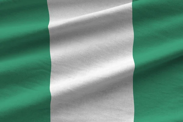 Nigeria Bandiera Con Grandi Pieghe Sventolando Vicino Sotto Luce Studio — Foto Stock