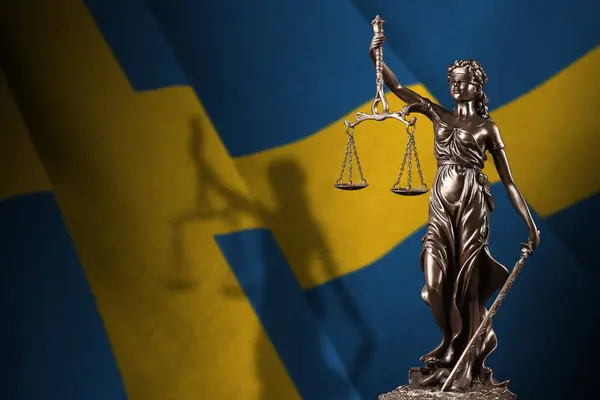 Bandeira Suécia Com Estátua Justiça Senhora Escalas Judiciais Quarto Escuro — Fotografia de Stock