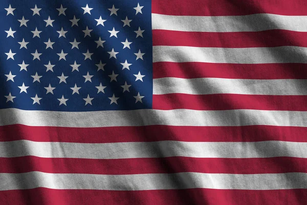 在室内的演播室灯光下 飘扬着巨大褶皱的美利坚合众国国旗 织物横幅中的官方符号和颜色 — 图库照片