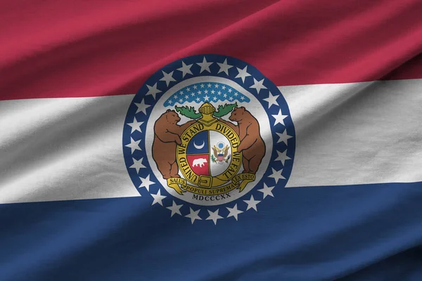 Missouri Eua Bandeira Estado Com Grandes Dobras Acenando Perto Sob — Fotografia de Stock