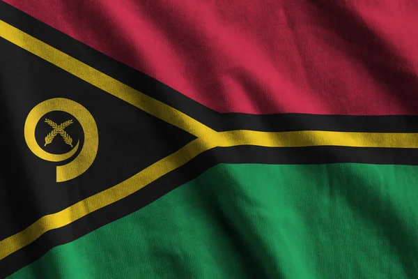 Vanuatu Vlajka Velkými Záhyby Mávající Zblízka Pod Studiovým Světlem Uvnitř — Stock fotografie