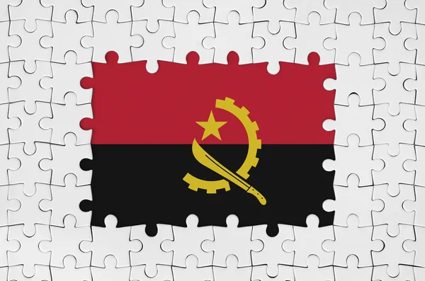 Flaga Angola Ramce Białych Elementów Układanki Brakującymi Częściami Centralnymi — Zdjęcie stockowe