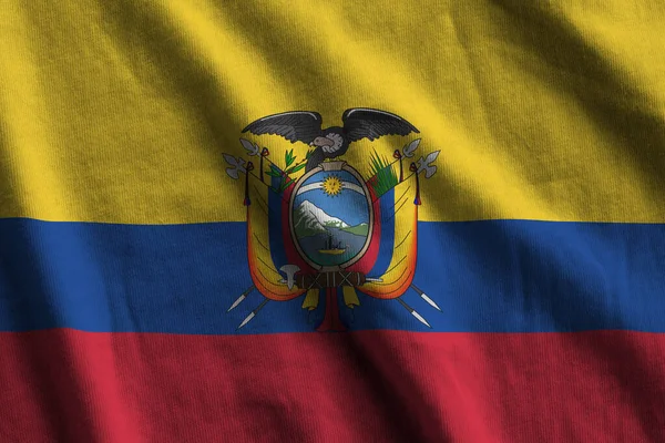 Bandera Ecuador Con Grandes Pliegues Ondeando Cerca Bajo Luz Del —  Fotos de Stock