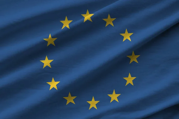 Europeiska Unionens Flagga Med Stora Veck Viftar Nära Håll Studioljuset — Stockfoto