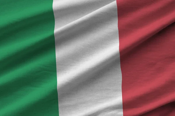 Bandera Italia Con Grandes Pliegues Ondeando Cerca Bajo Luz Del — Foto de Stock