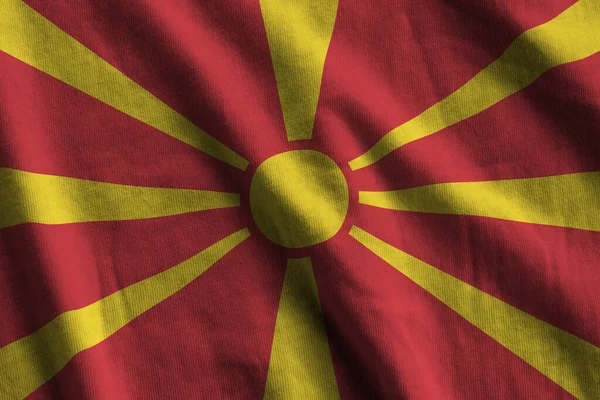 Stüdyo Işıklarının Altında Büyük Kıvrımlı Makedonya Bayrağı Sallanıyor Resmi Semboller — Stok fotoğraf