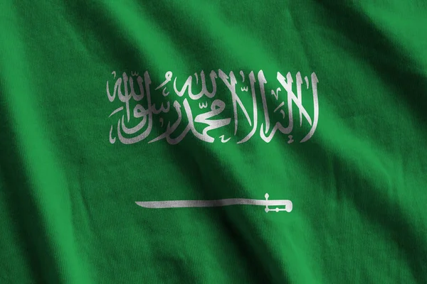 Saúdskoarabská Vlajka Velkými Záhyby Vlnícími Zblízka Pod Studiovým Světlem Uvnitř — Stock fotografie